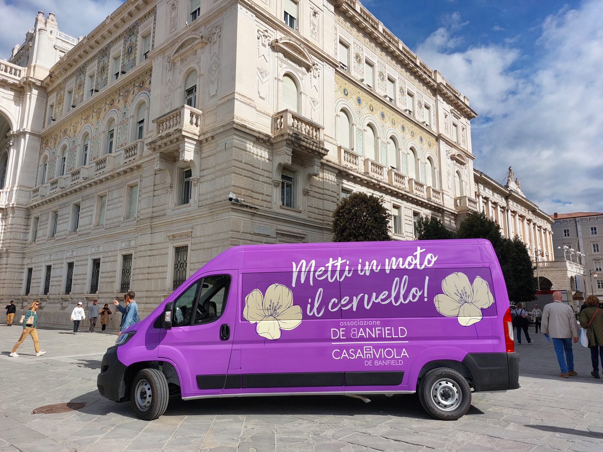 Il pulmino viola a Trieste per il progetto Metti in moto il Cervello della de Banfield