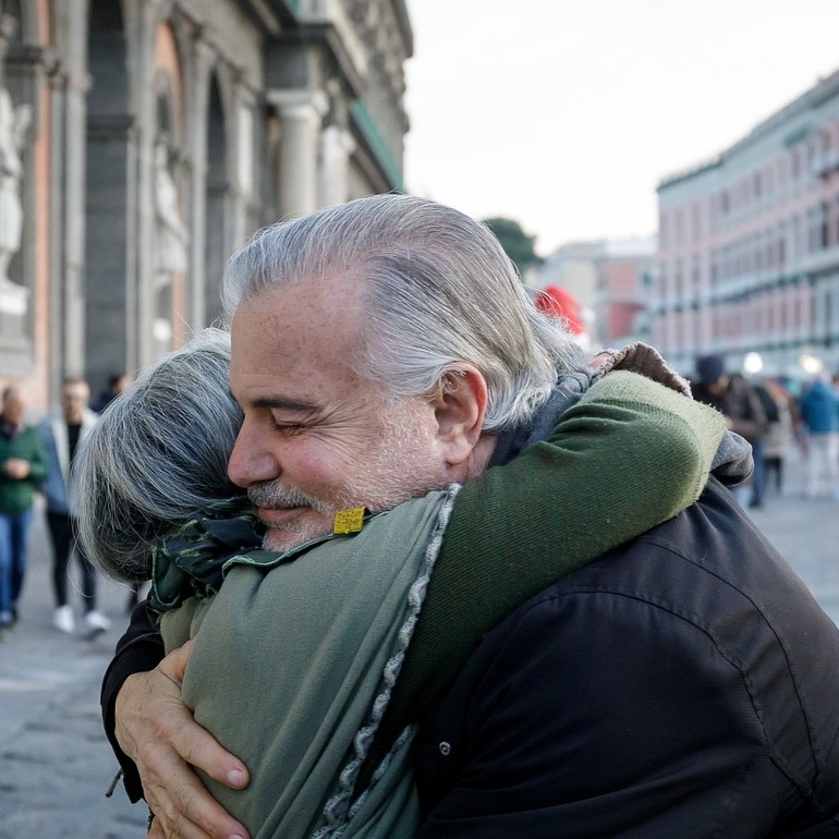 Due amici si abbracciano. Mese Mondiale dell'Alzheimer 2024