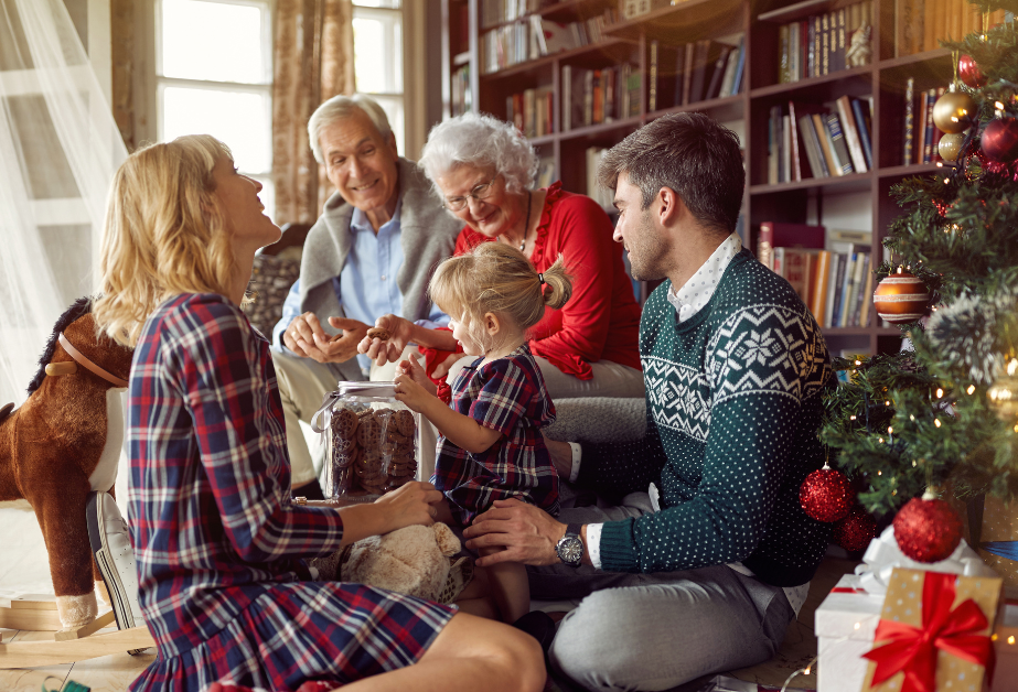 Famiglia a Natale con una persona fragile, seduti sotto l'albero